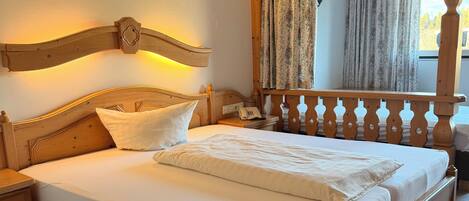 Standaard eenpersoonskamer, balkon, uitzicht op gebergte | 1 slaapkamer, individueel gedecoreerd, individueel gemeubileerd