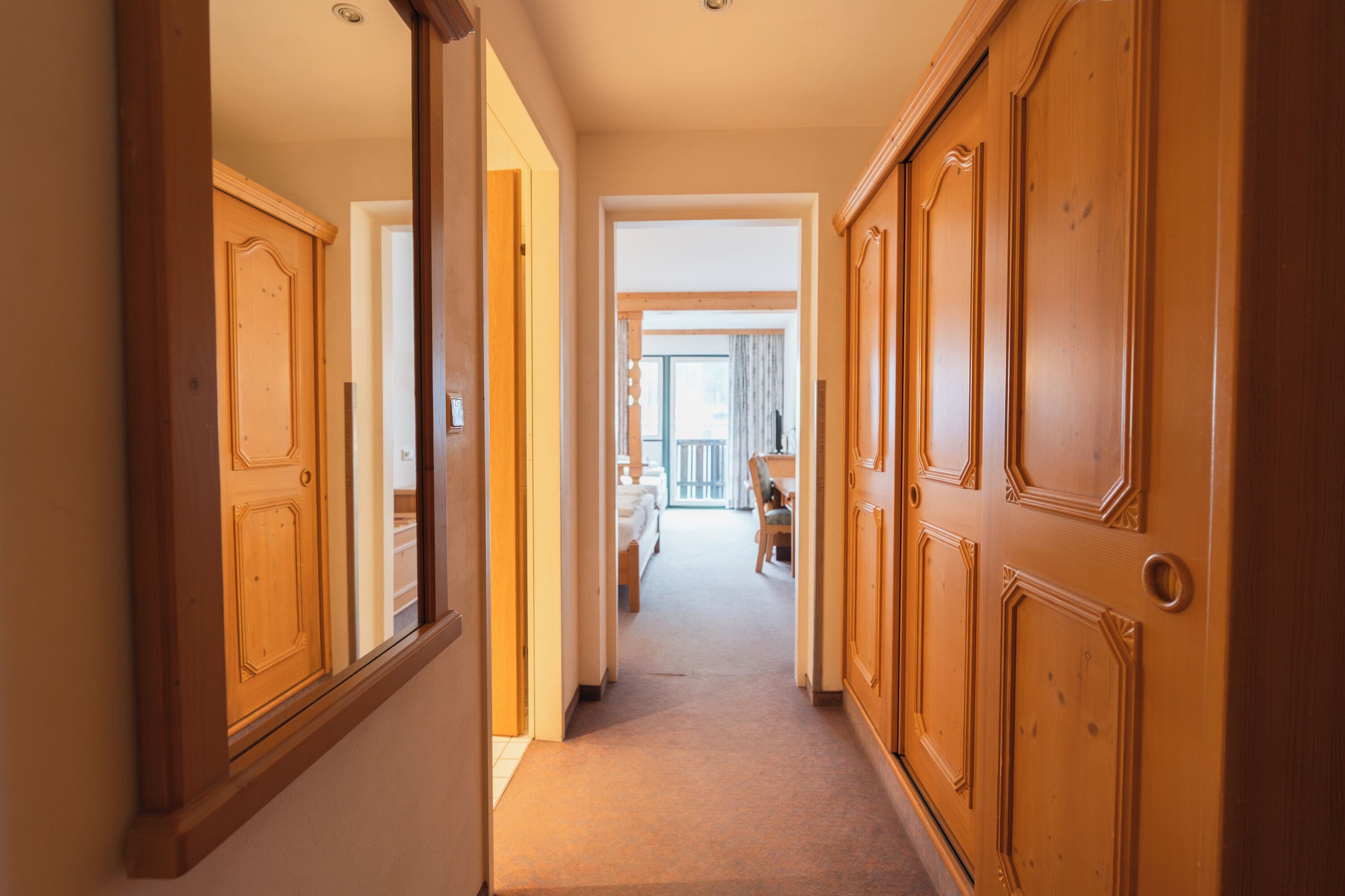 Individuell dekoriert, individuell eingerichtet, schallisolierte Zimmer