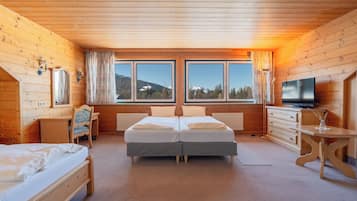 Standard fyrbÀddsrum - balkong - utsikt mot bergen | Individuell inredning, unika möbler, ljudisolering och gratis wi-fi