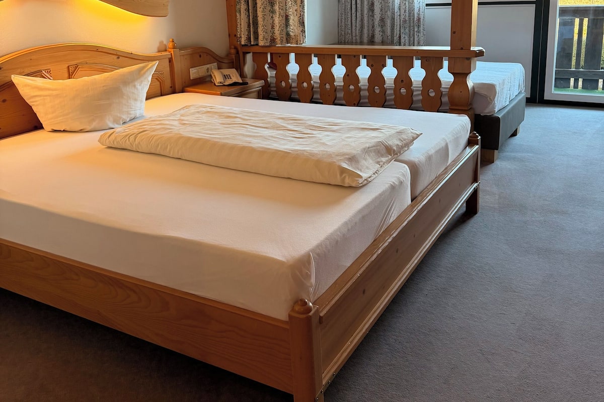 Standaard eenpersoonskamer, balkon, uitzicht op gebergte | Individueel gedecoreerd, individueel gemeubileerd, geluiddichte muren