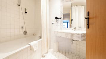 Standard-Doppelzimmer, Balkon | Individuell dekoriert, individuell eingerichtet, schallisolierte Zimmer