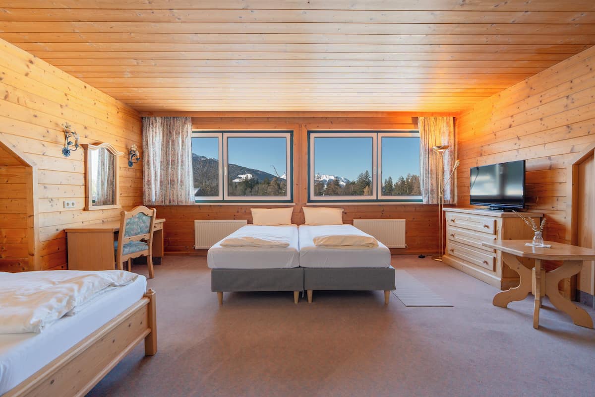 Standard-Vierbettzimmer, Balkon, Bergblick | Fassade der Unterkunft