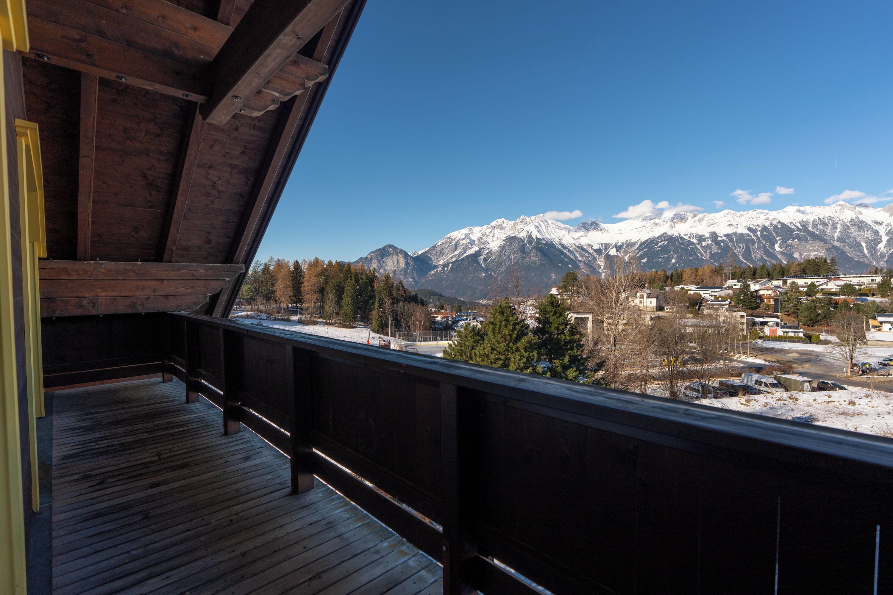 Suite familiar, 2 habitaciones, balcón, vista a la montaña | Decoración personalizada, muebles diferentes y insonorización 