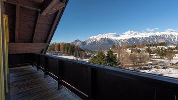 Suite familiar, 2 habitaciones, balcón, vista a la montaña | Decoración personalizada, muebles diferentes y insonorización