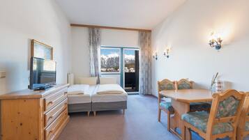 Familjesvit - 2 sovrum - balkong - utsikt mot bergen | Individuell inredning, unika möbler, ljudisolering och gratis wi-fi