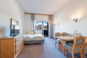 Familie suite, 2 slaapkamers, balkon, uitzicht op bergen | Individueel gedecoreerd, individueel gemeubileerd, geluiddichte muren