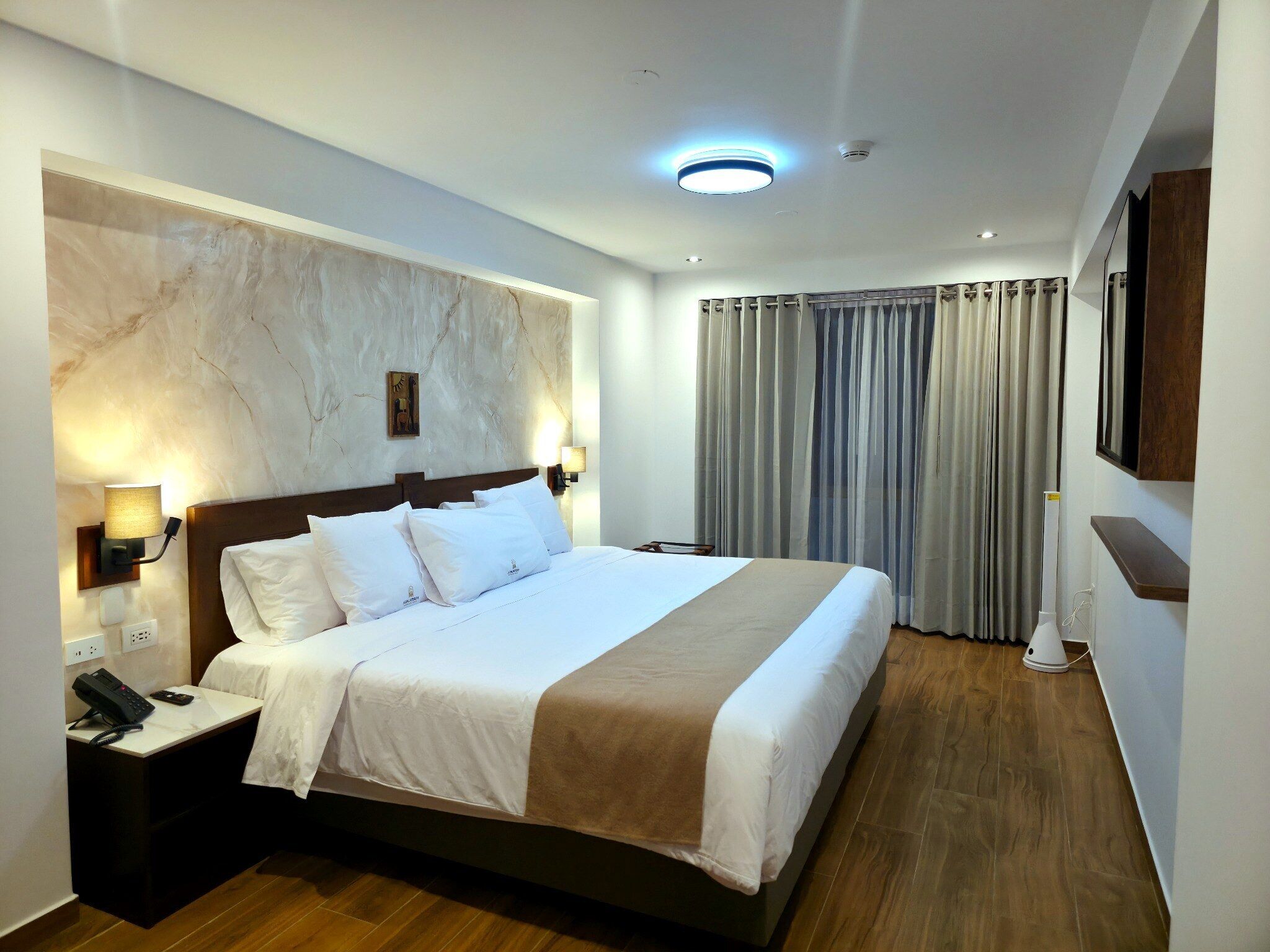 20 bedrooms, Egyptian cotton sheets, premium bedding, down duvets