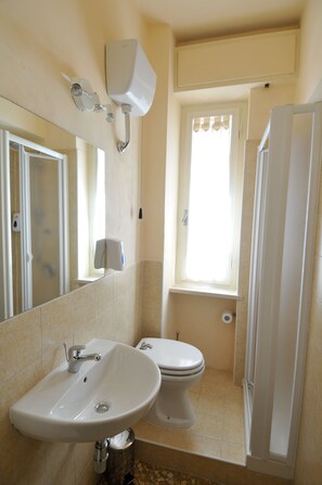Shower, free toiletries, hair dryer, towels - Gate 52 (Pisa)