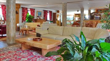 Coin salon dans le hall