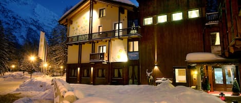 Depan hartanah - siang/malam