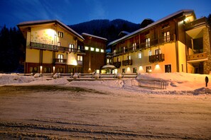 Voorkant accommodatie - avond/nacht