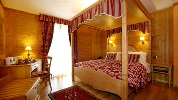 Habitación doble superior, balcón, vistas a la montaña | Ropa de cama de alta calidad, edredones de plumas, minibar y caja fuerte