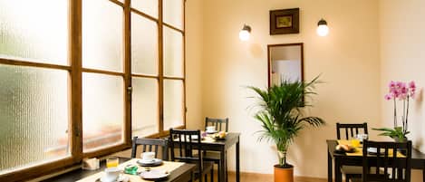 Desayuno buffet (EUR 7.00 por persona)