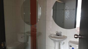 Shower, rainfall showerhead, free toiletries, hair dryer