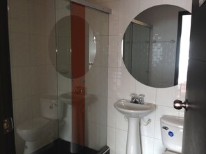 Shower, rainfall showerhead, free toiletries, hair dryer