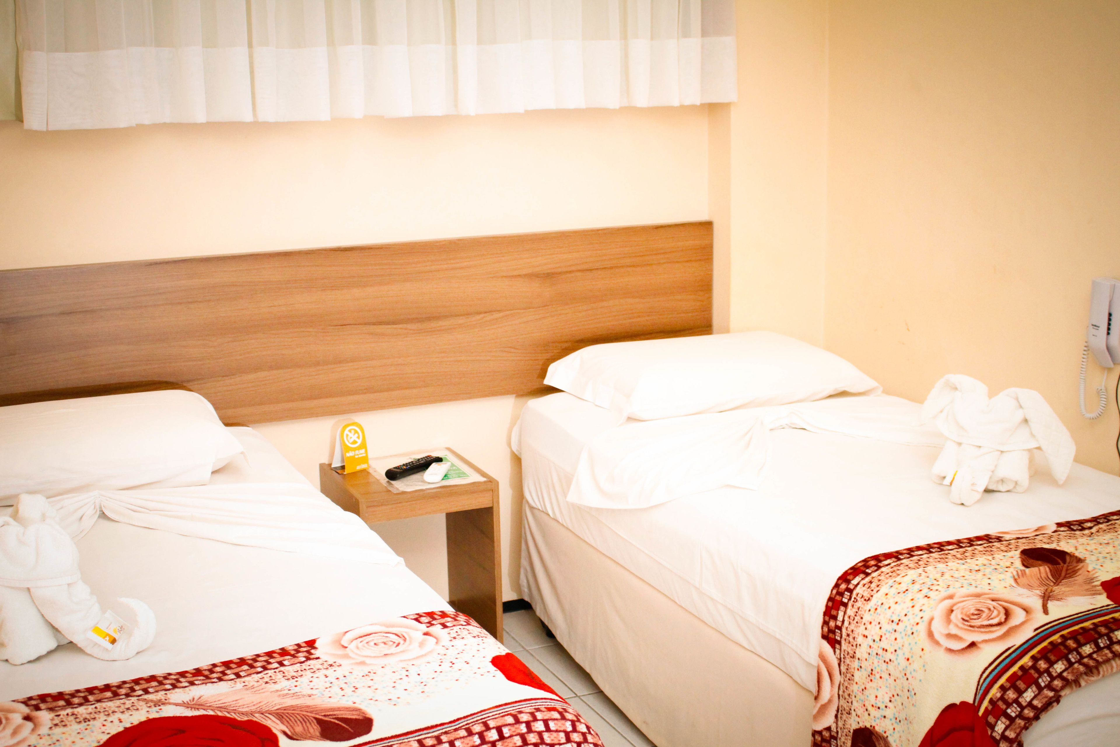 Een minibar, verduisterende gordijnen, gratis wifi, beddengoed