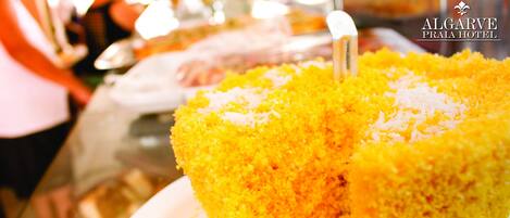 Une vue rapprochée d’un gâteau jaune, avec une fourchette posée sur une assiette blanche.