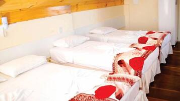 Quarto triplo standard | Frigobar, cortinas blackout, Wi-Fi de cortesia, roupa de cama