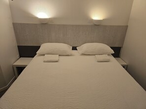 Standard Double Room (with some being twinable) | Desk, free WiFi, bed sheets - Brit Hotel Essentiel Poitiers – Gare du Futuroscope (Jaunay-Marigny)