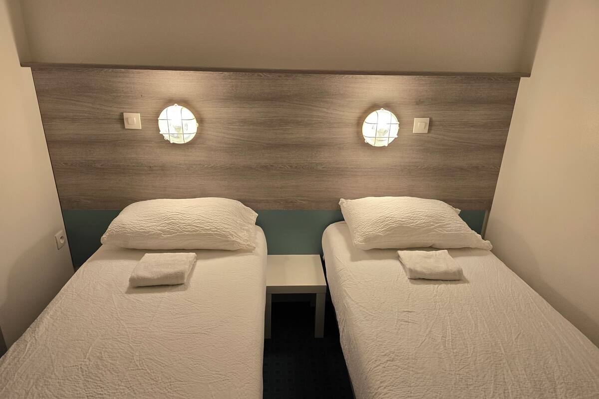 Twin room | Desk, free WiFi, bed sheets