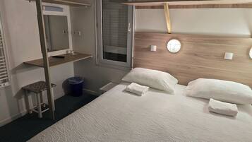 Habitación cuádruple | Escritorio, wifi gratis y ropa de cama