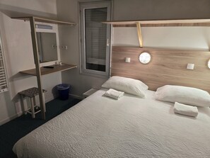 Escritorio, wifi gratis y ropa de cama 