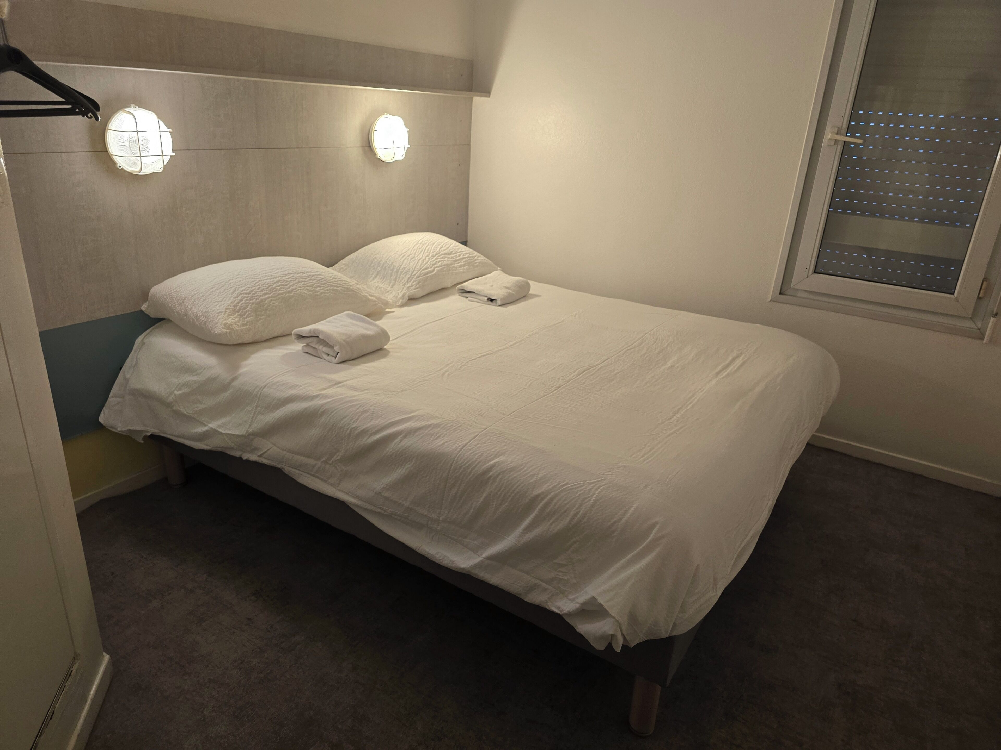 Desk, free WiFi, bed sheets