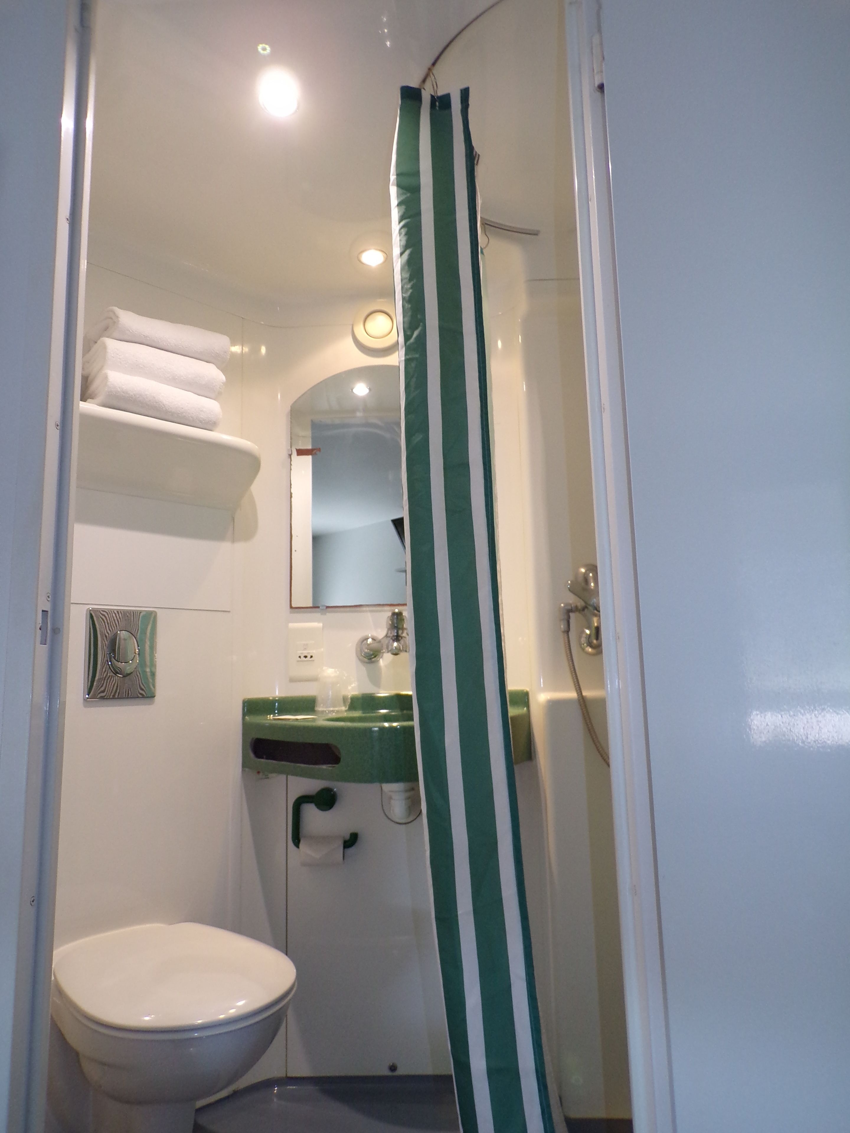 四人房 | 浴室 | 淋浴设施、毛巾