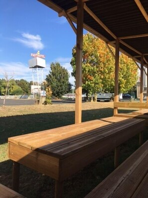 BBQ/picnic Area - Brit Hotel Essentiel Poitiers – Gare du Futuroscope (Jaunay-Marigny)