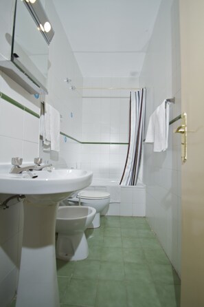 Dobbelt- eller tomannsrom, privat bad | Bad | Dusj, hårføner og håndklær