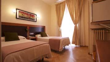 Tallelokero huoneessa, yksilöllisesti kalustettu, silitysrauta/-lauta