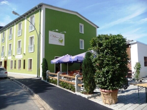 A green building with a sign that reads "Hotel". There is a parking area in front of the building. - Hotel-Gasthof-Fellner (Furth im Wald)