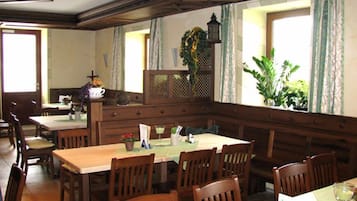 Tägliches Frühstücksbuffet (6.50 EUR pro Person)