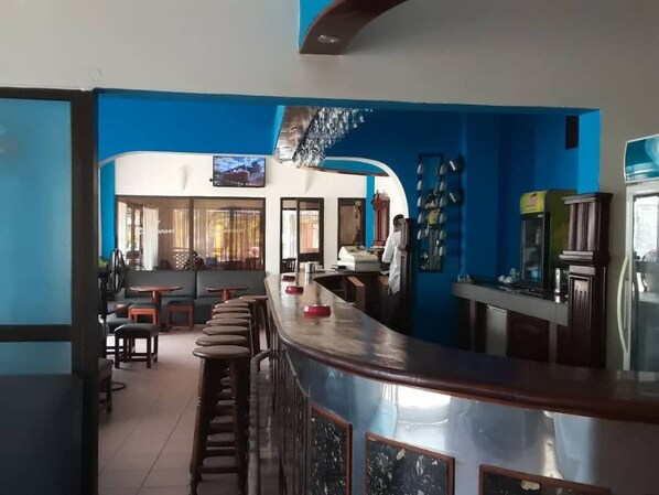 Bar (on property) - Hotel Acropole (Cotonou)