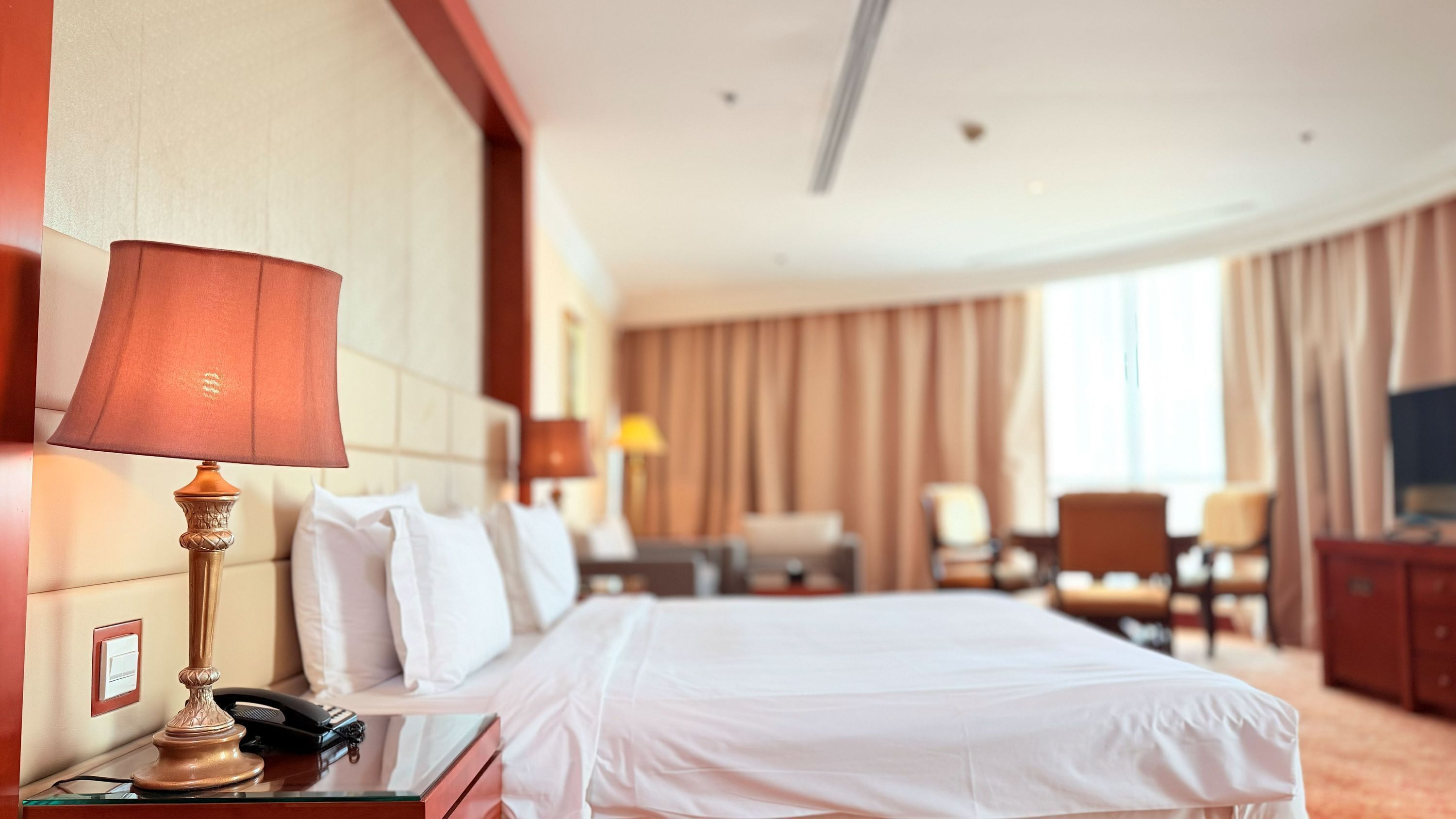 Executive Room, 1 King Bed | Memory foam beds, in-room safe, desk, blackout drapes