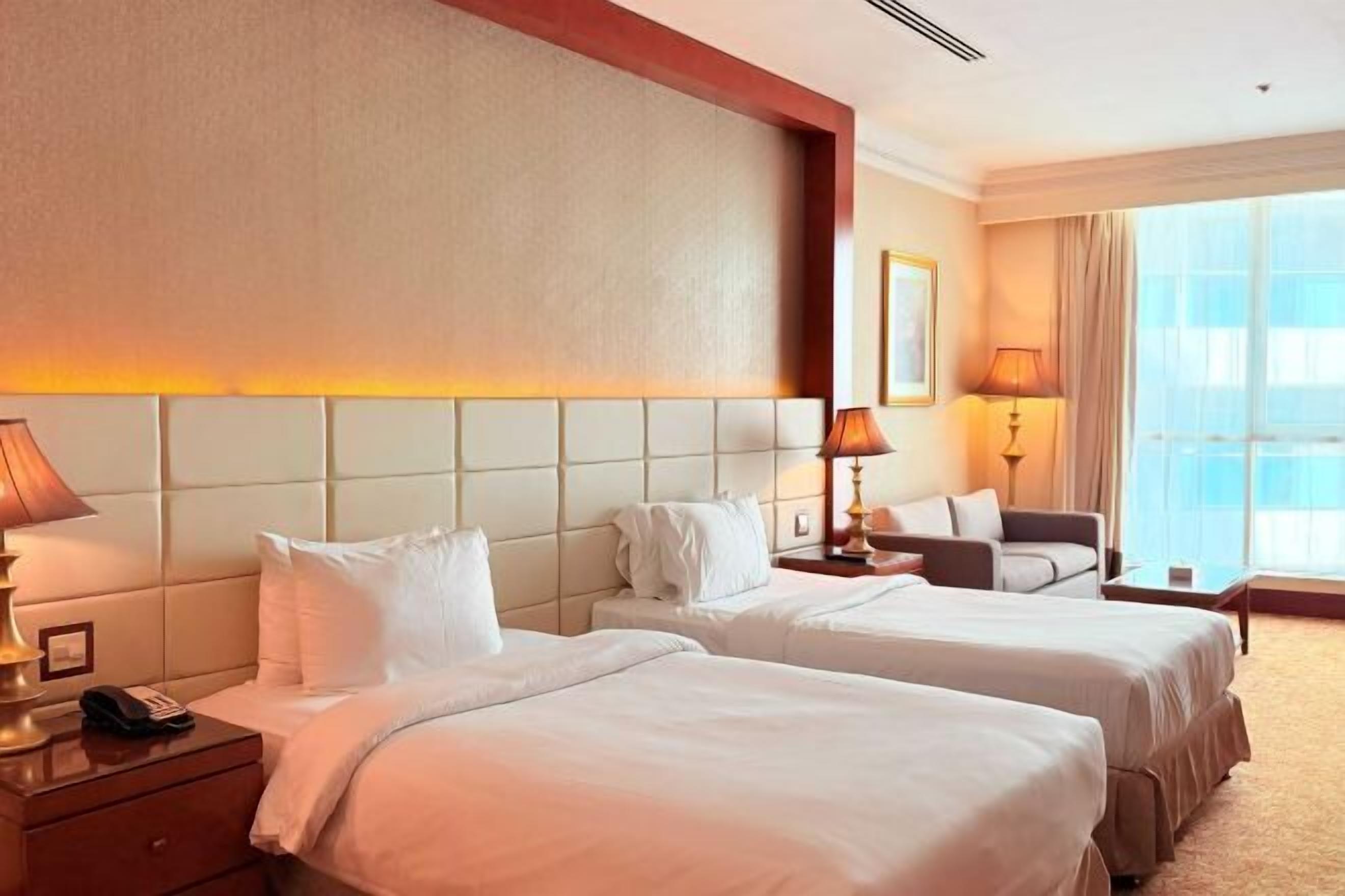 Colchones con efecto memoria y caja de seguridad en la habitación 