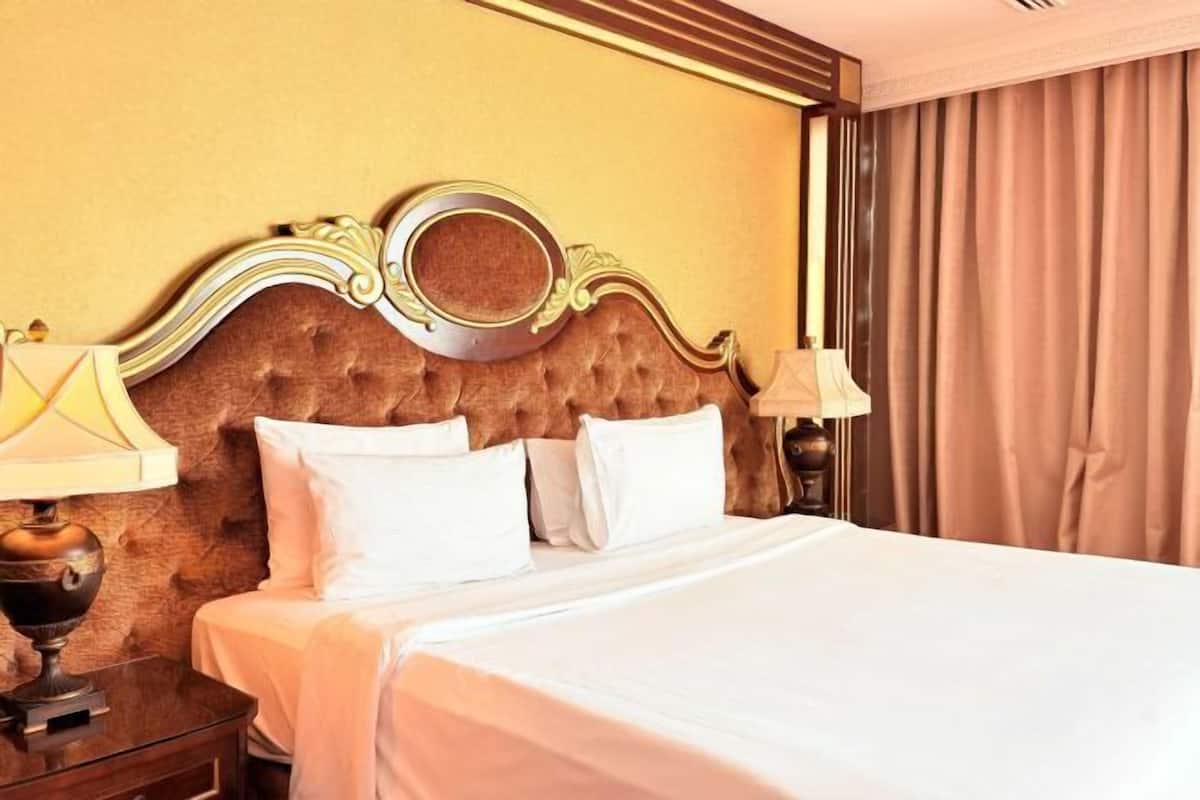 Memory-foam beds, in-room safe, desk, blackout curtains