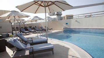 Piscina externa, guarda-sóis, espreguiçadeiras