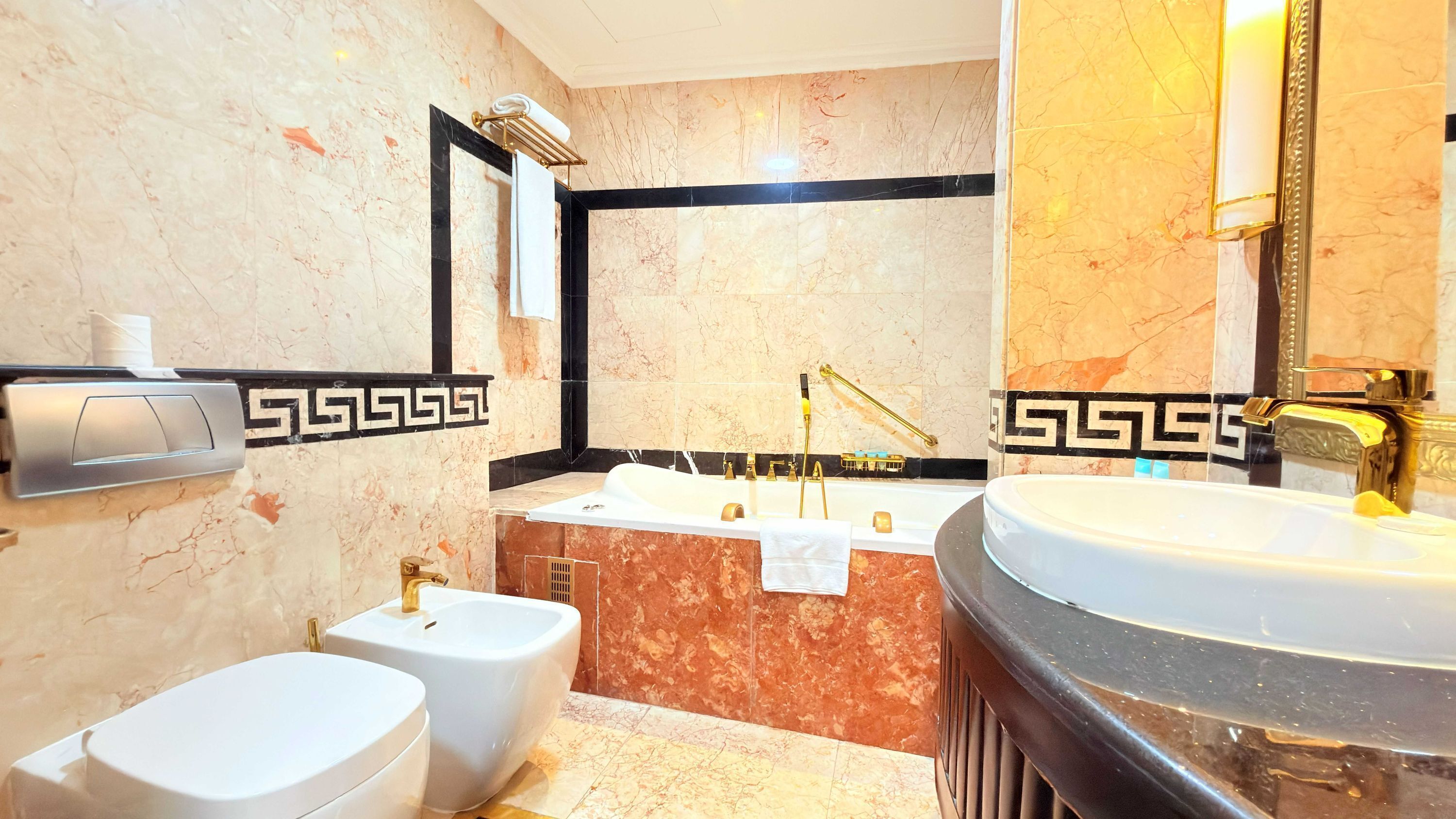 Presidentiële suite | Badkamer | Een diep bad, een regendouche, gratis toiletartikelen, een haardroger