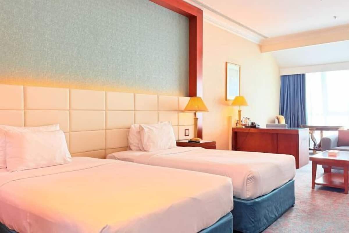 Memory-foam beds, in-room safe, desk, blackout curtains