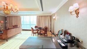 ห้องเพรสซิเดนเชียลสวีท | เตียงเมมโมรีโฟม, ตู้นิรภัยในห้องพัก, โต๊ะทำงาน, ห้องเก็บเสียง
