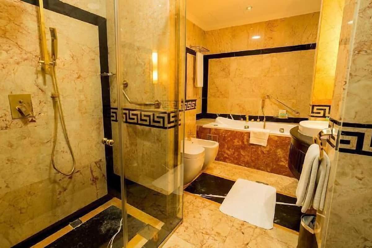 Bathroom | Deep soaking tub, rainfall showerhead, free toiletries, hair dryer