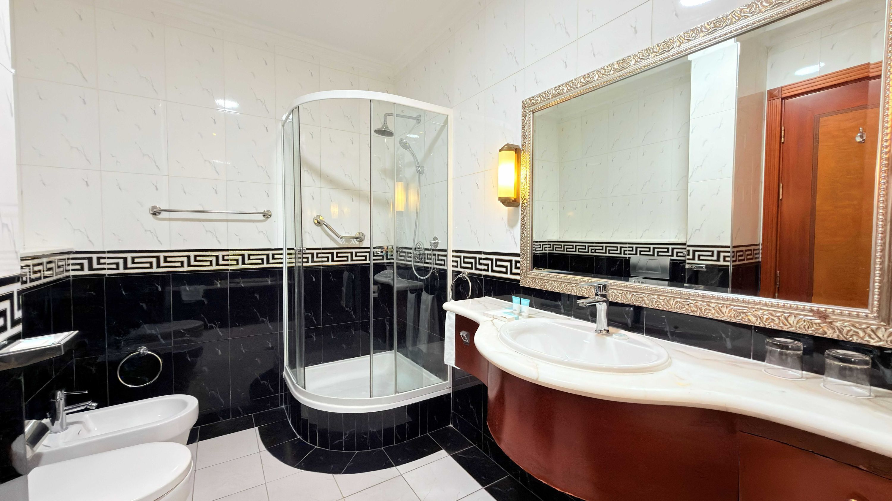 Deluxe kamer, 1 kingsize bed | Badkamer | Een diep bad, een regendouche, gratis toiletartikelen, een haardroger