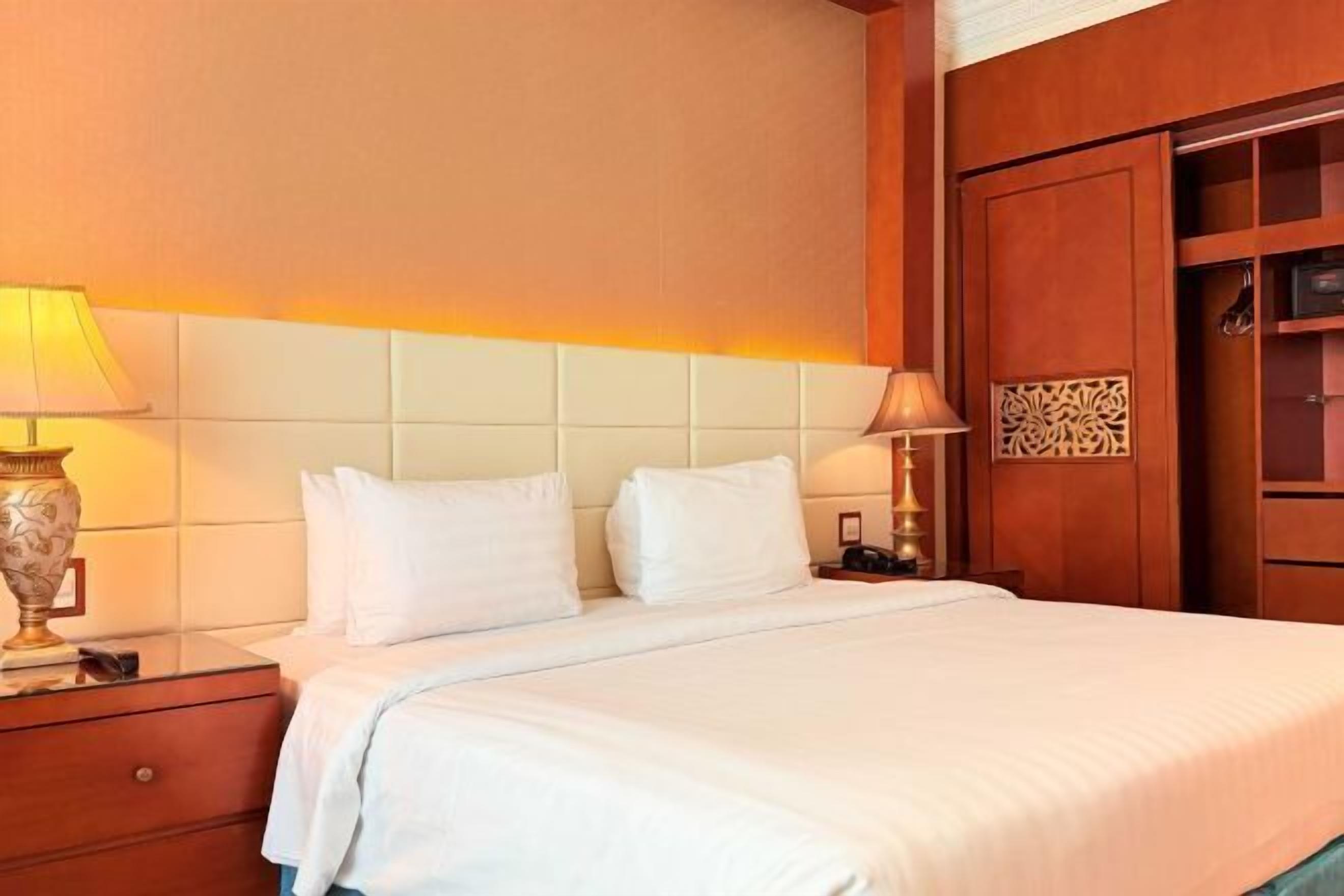 Memory-foam beds, in-room safe, desk, blackout curtains