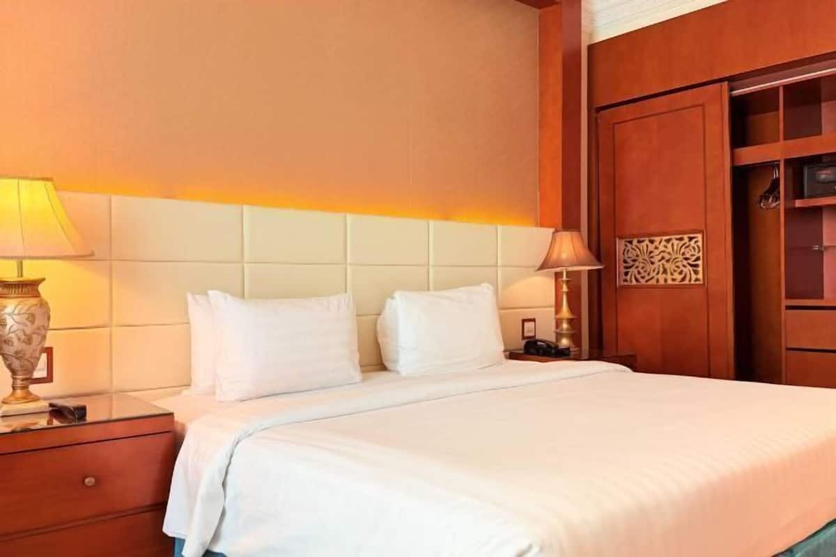 Memory-foam beds, in-room safe, desk, blackout curtains