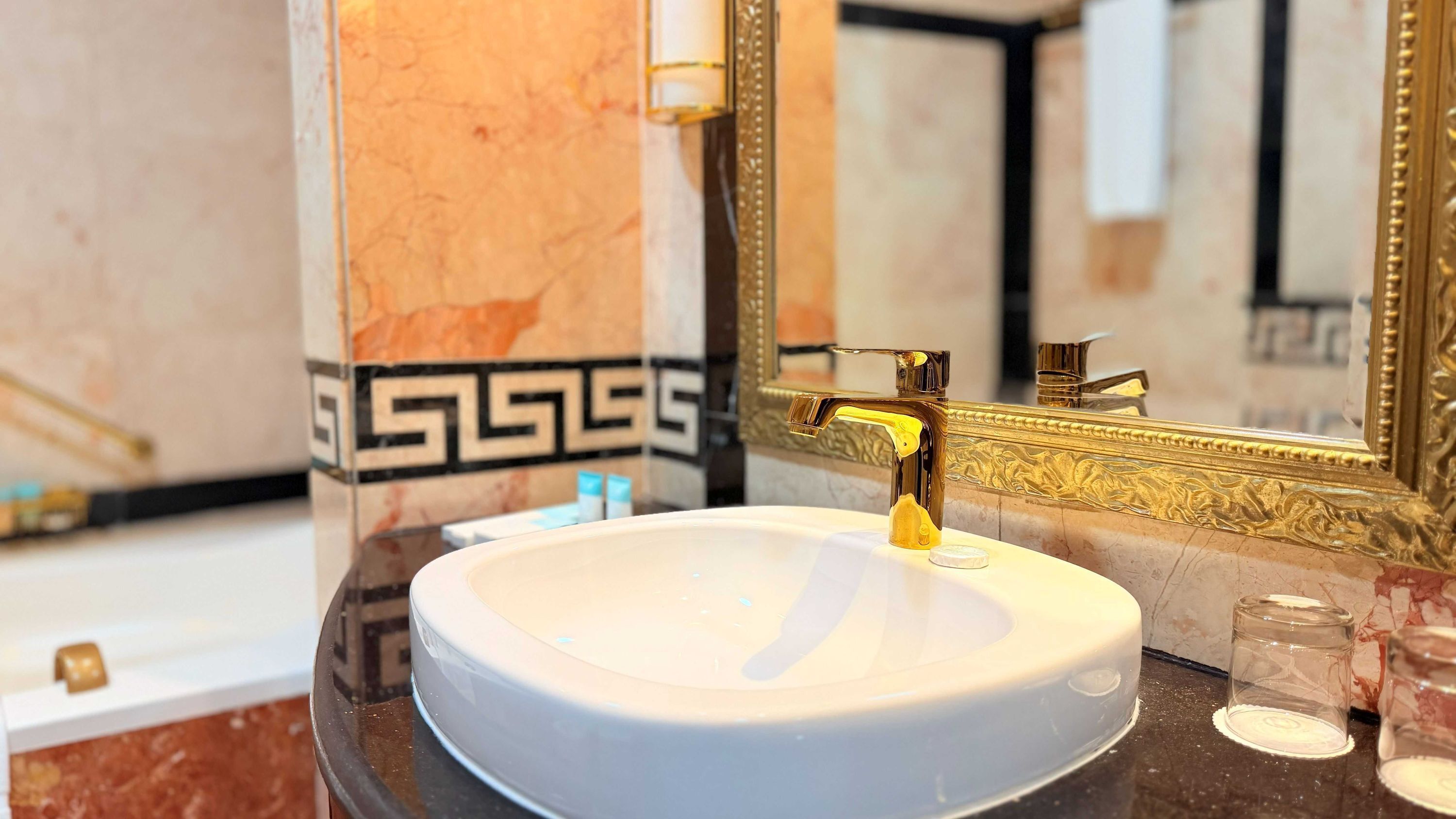 Presidentiële suite | Badkamer | Een diep bad, een regendouche, gratis toiletartikelen, een haardroger