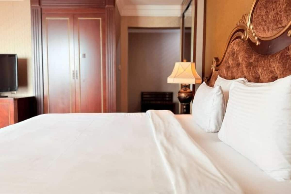 Memory-foam beds, in-room safe, desk, blackout curtains