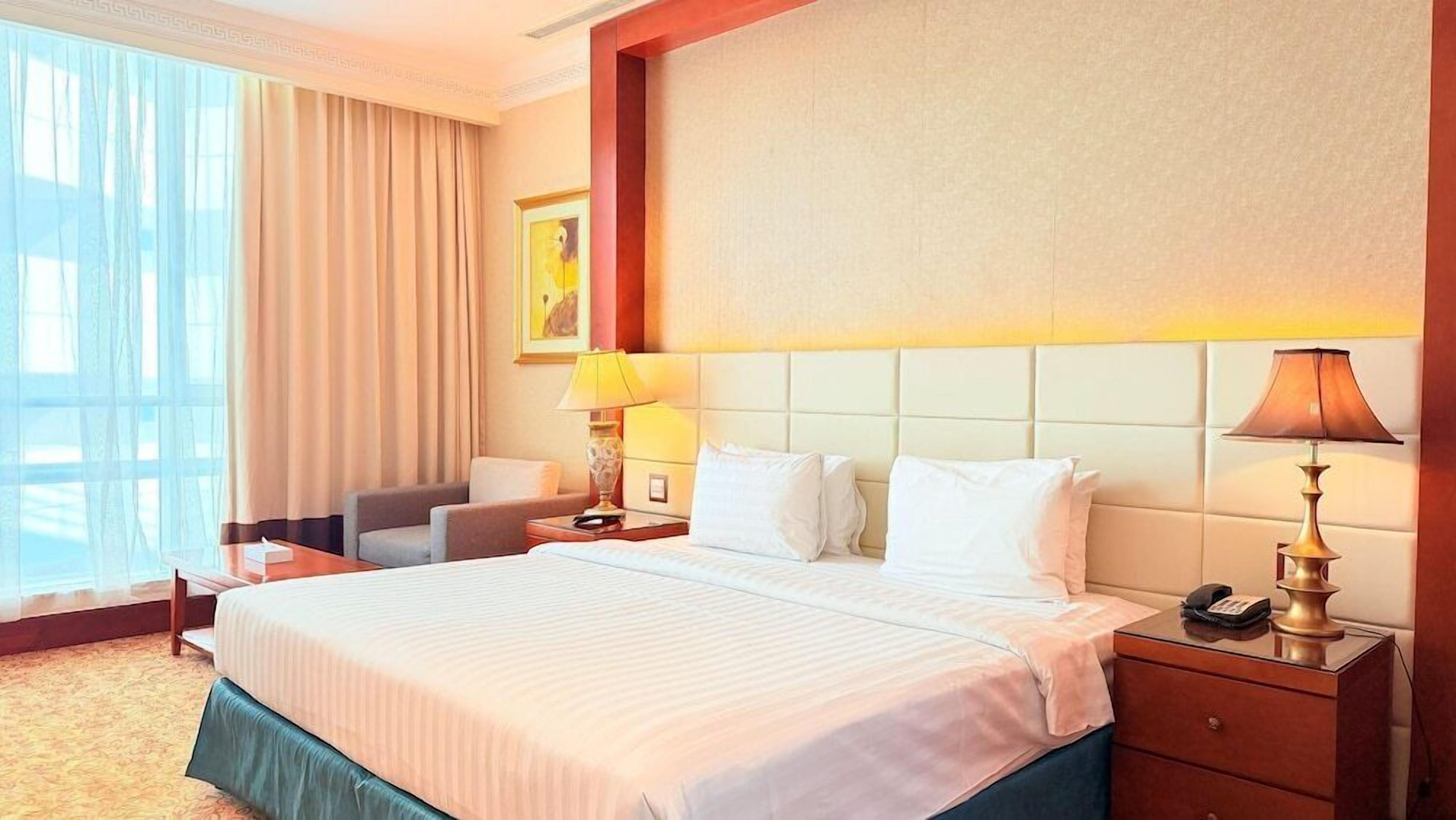 Betten mit Memory-Foam-Matratzen, Zimmersafe, Schreibtisch