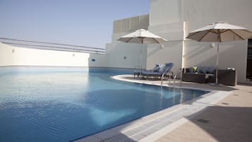 Udendørs pool, parasoller, liggestole
