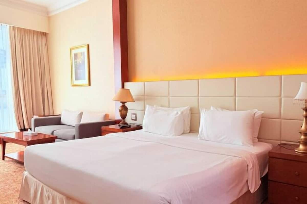 Memory-foam beds, in-room safe, desk, blackout curtains